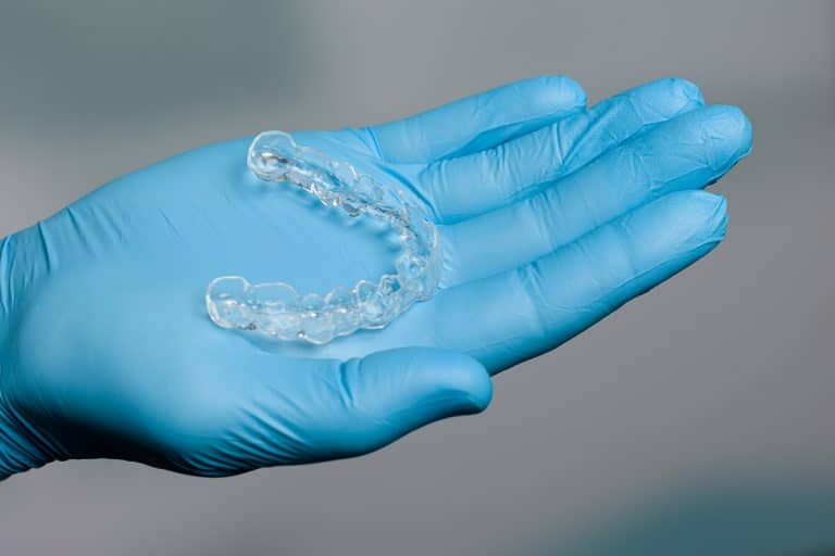 Zahnarzt zeigt Aligner - Invisalign Nachteile / Vorteile