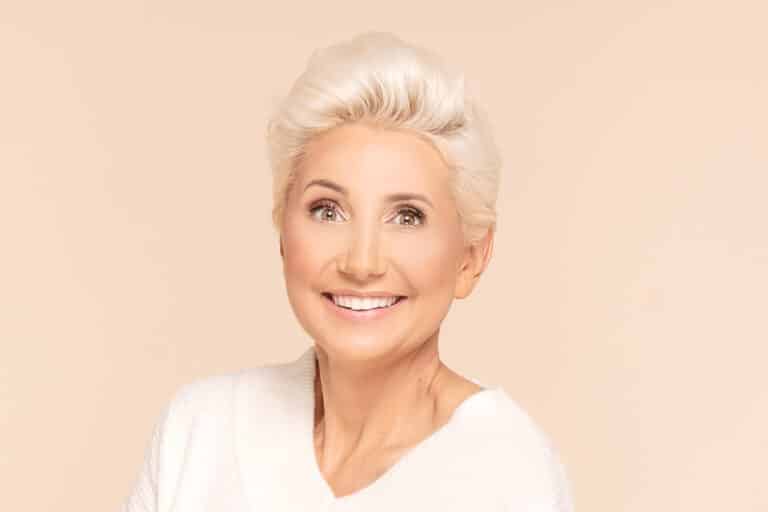 Ältere Frau lächelt in die Kamera - DrSmile vs Harmonieschiene