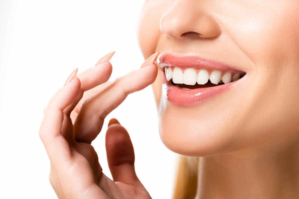 Frau berührt lächelnd ihren Mund - DrSmile vs LetSmile