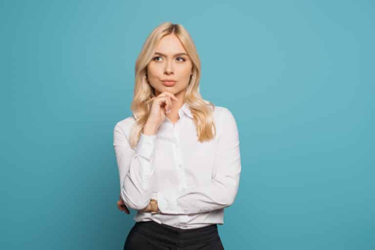 Frau hält nachdenklich die Hand ans Kinn - Kopfbiss Behandlung