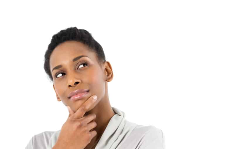 Junge Frau schaut nachdenklich - Offener Biss Behandlung