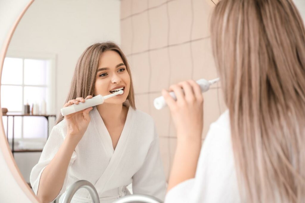 Femme se brosse les dents - la meilleure brosse à dents électrique