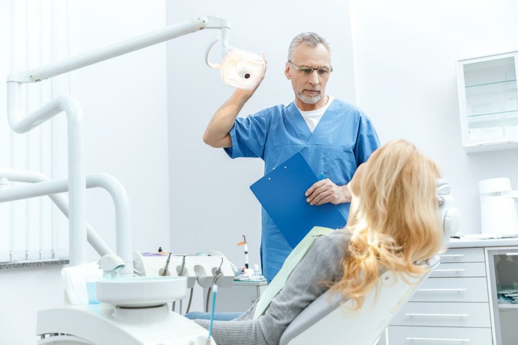 Mujer en el dentista  