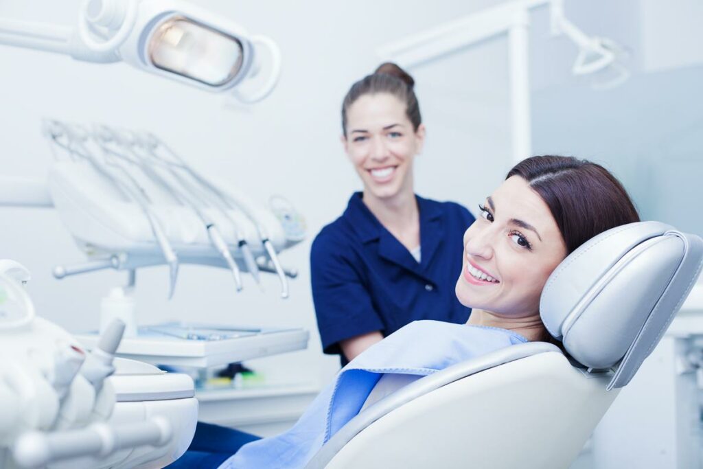 Mujer en el dentista - Coronas dentales  