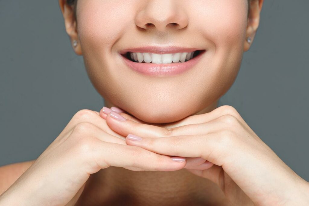 Mujer sonriendo a la cámara - implantes dentales