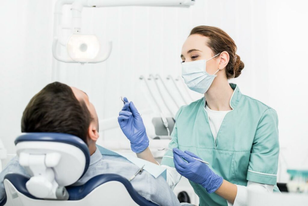 Uomo dal dentista - pulizia professionale dei denti